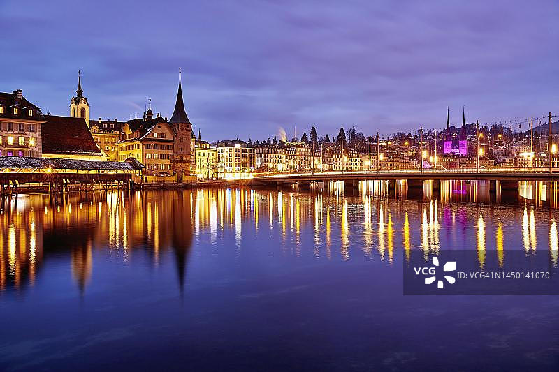 琉森老城区霍夫教堂的灯光装置（瑞士琉森州2020年灯光节）图片素材