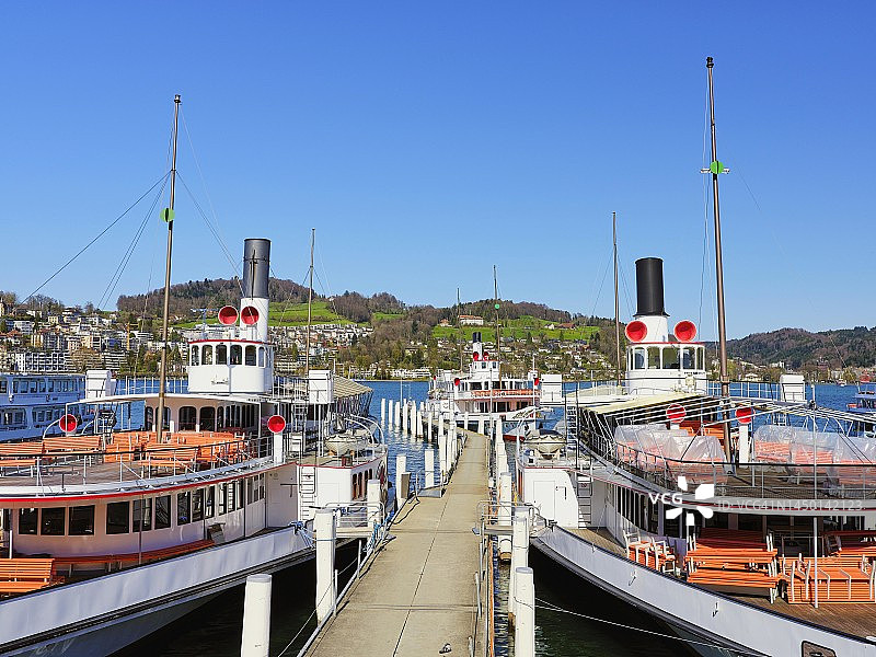瑞士卢塞恩湖的蒸汽船队图片素材