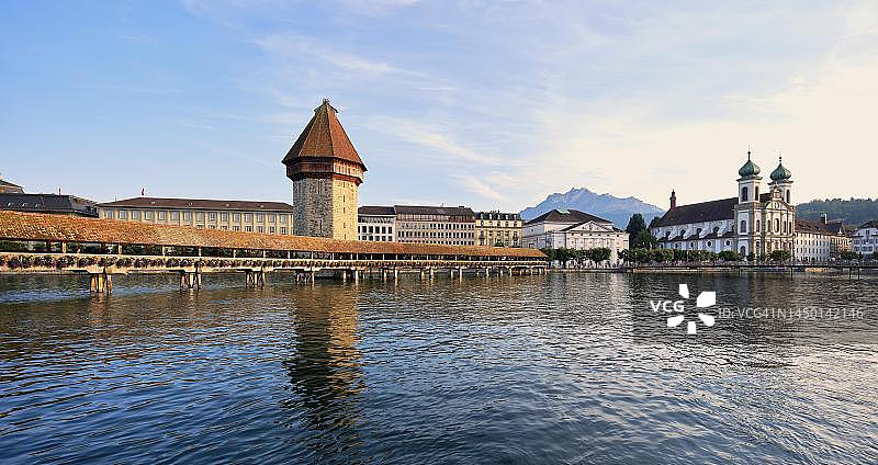 琉森礼拜堂桥和耶稣会教堂，背景是皮拉图斯山，瑞士琉森州图片素材