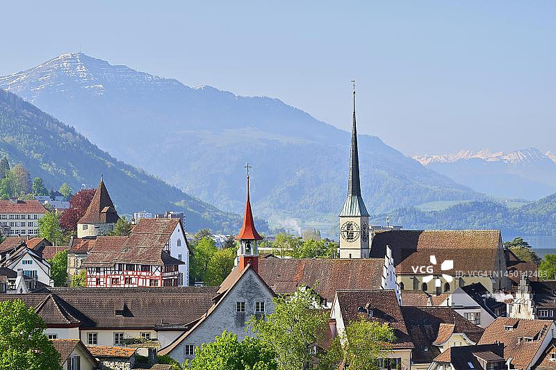 从古吉玫瑰园望向老城区和教堂，背景是瑞吉山，瑞士楚格州楚格图片素材