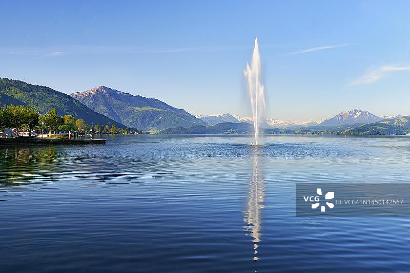 瑞士楚格州楚格湖喷泉，背景是瑞吉山和皮拉图斯山图片素材