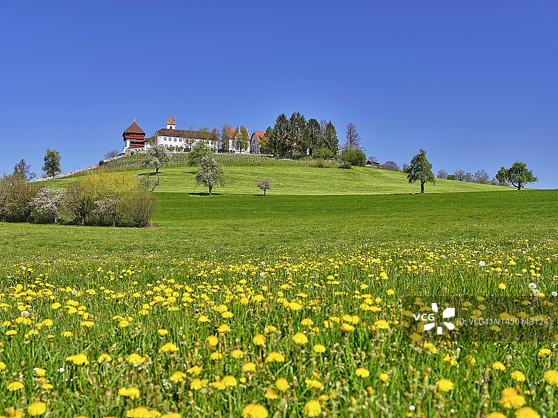 带有红色塔楼的约翰尼特科门德，位于瑞士卢塞恩州霍恩莱恩图片素材
