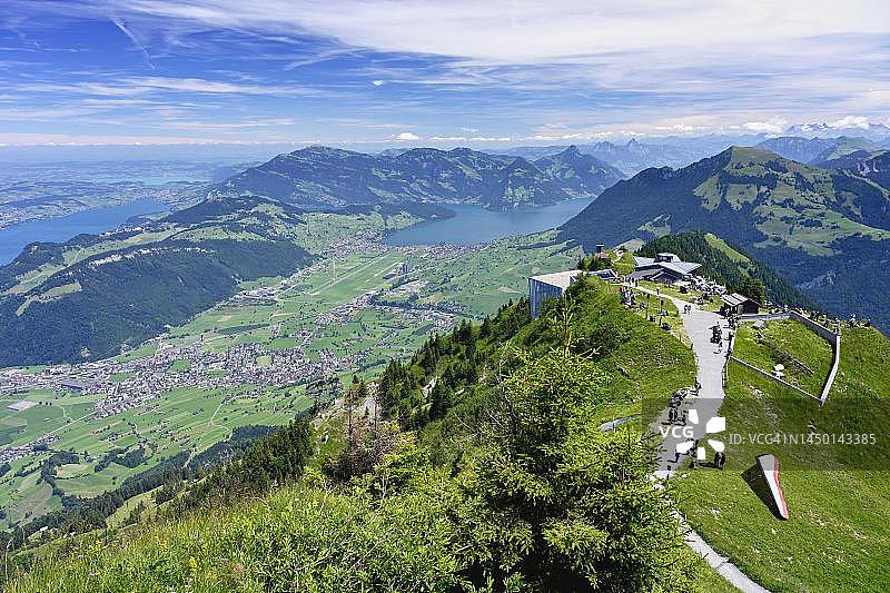 施坦瑟峰山顶车站，背景是琉森湖和施坦斯村，瑞士尼德瓦尔登州图片素材