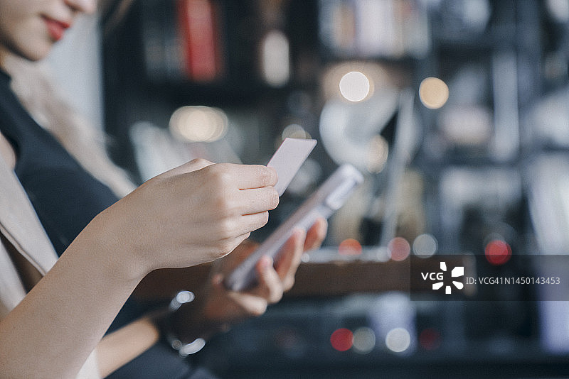 用智能手机和信用卡在线购物图片素材