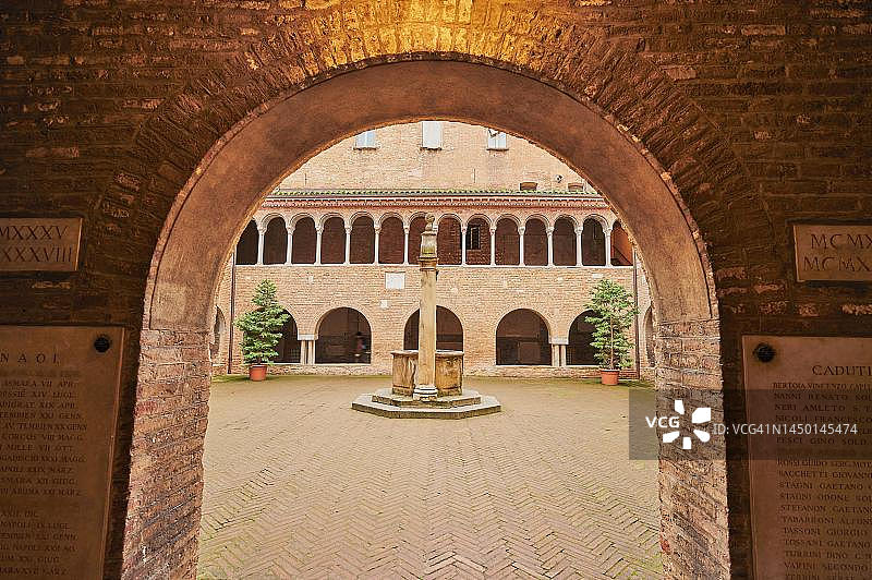 罗马式圣斯蒂法诺大教堂回廊中心的喷泉，意大利博洛尼亚，艾米利亚-罗马涅图片素材