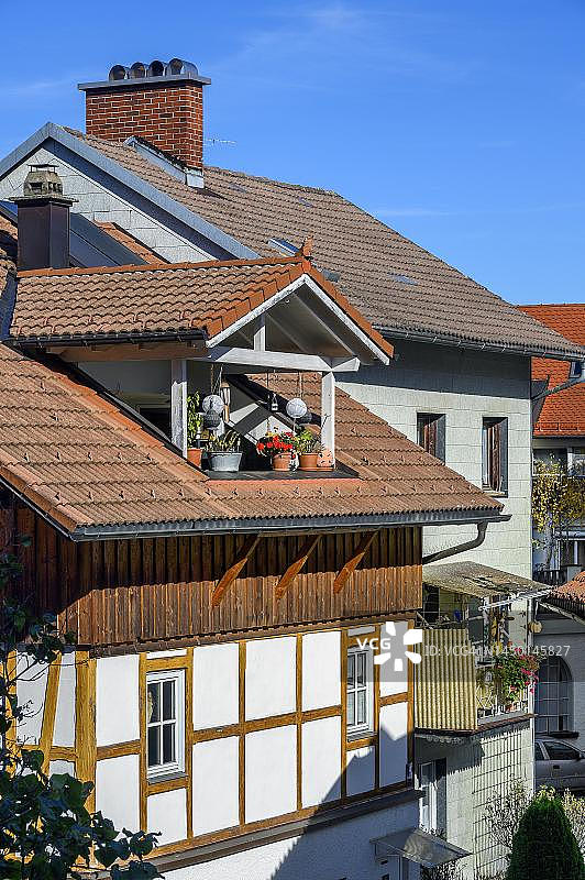 德国巴伐利亚阿尔高肯普滕的半木结构老虎窗房屋图片素材