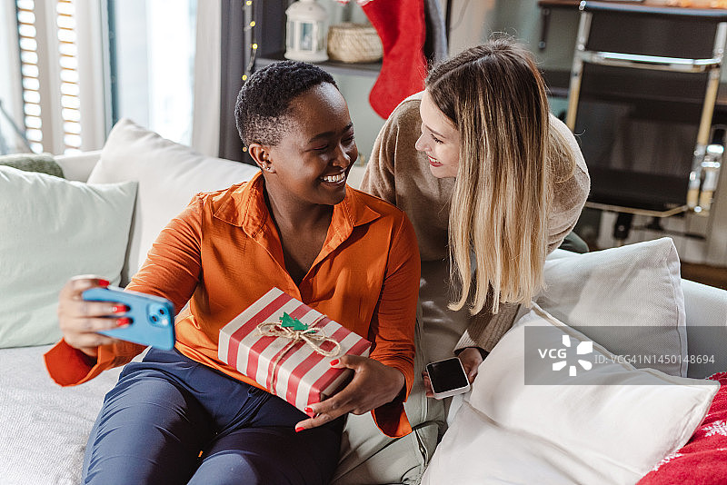 快乐的女性朋友在圣诞节自拍图片素材