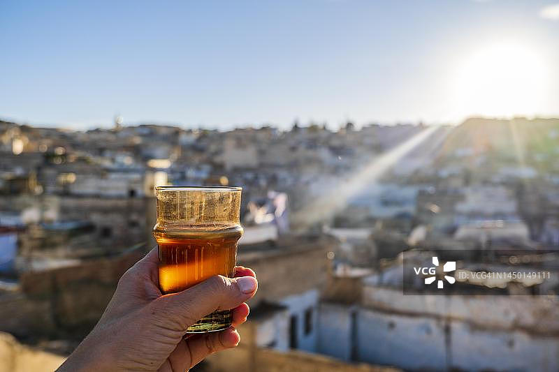 在摩洛哥非斯古城饮用薄荷茶图片素材