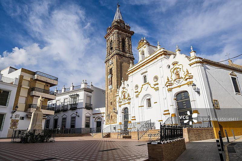 迷人的安达卢西亚广场，小镇教堂，西班牙安达卢西亚孔达多布卢略斯图片素材