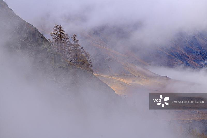 秋季山林中的薄雾，大帕拉迪索国家公园，意大利奥斯塔图片素材