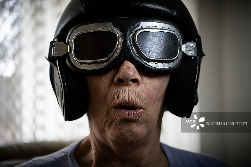 滑稽的戴头盔的老年女性图片素材