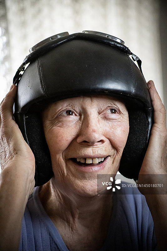 滑稽的戴头盔的老年女性图片素材