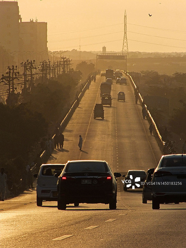 拉亚里高速公路上的车流图片素材