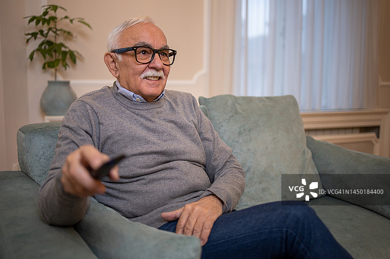 男人在房间里看电视图片素材