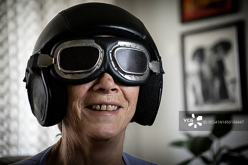 滑稽的戴头盔的老年女性图片素材