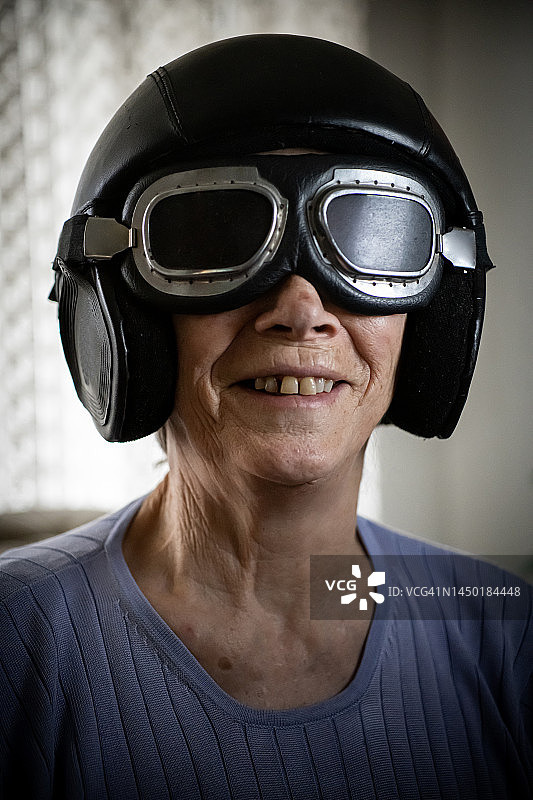 滑稽的戴头盔的老年女性图片素材