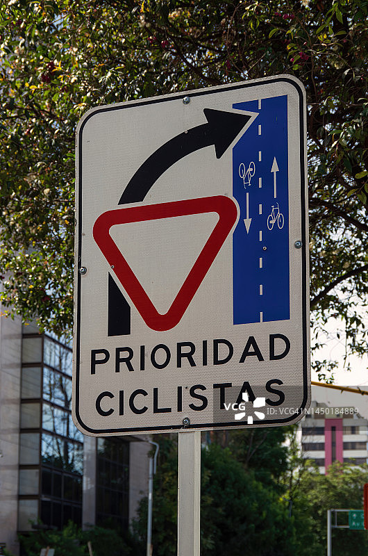 西班牙语交通警告标志：自行车优先图片素材