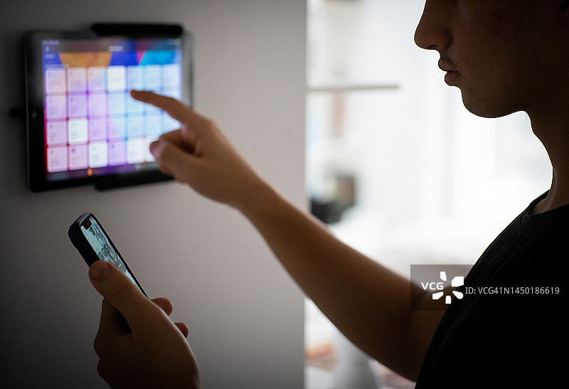 男人使用智能家居图片素材