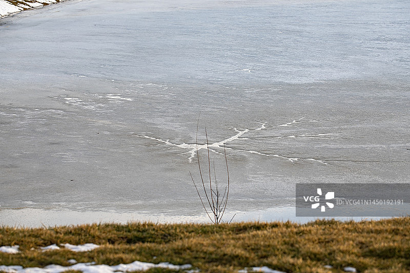 池塘里的冰图片素材