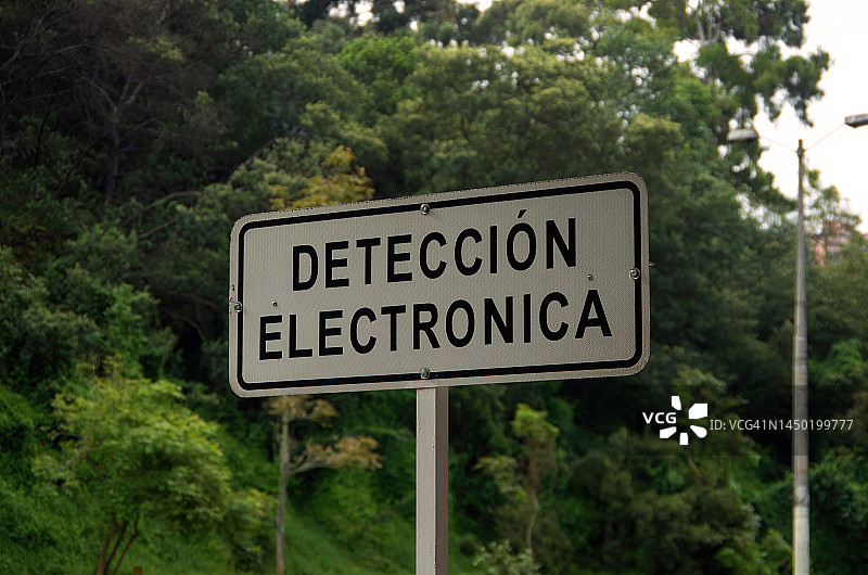 城市街道上写有“电子检测”的西班牙语标志图片素材