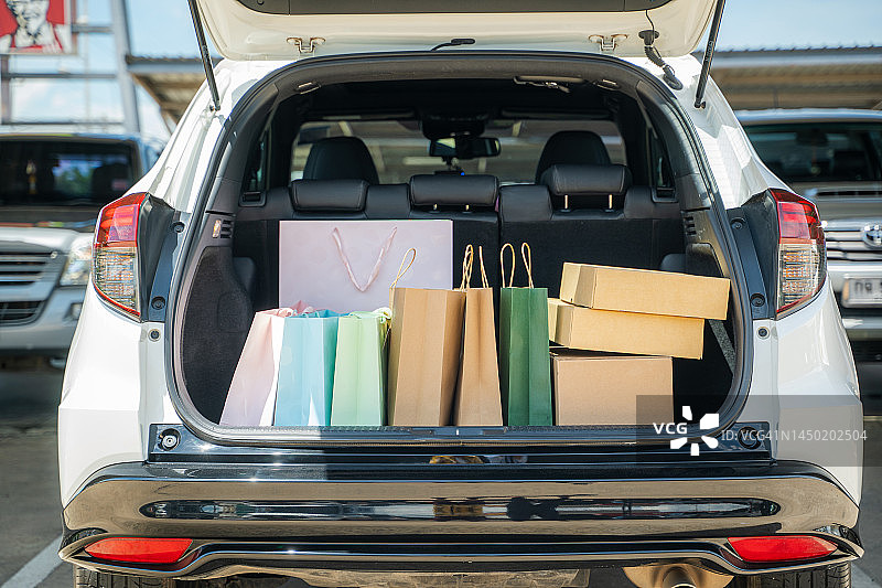 汽车后备箱中的购物袋图片素材