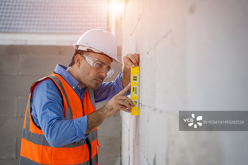 工程师在建筑工地使用经纬仪和全站仪图片素材