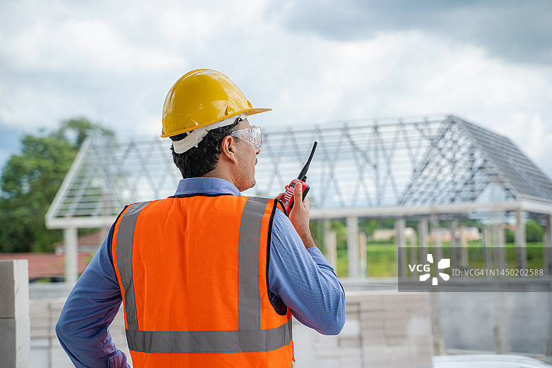 工程师在建造中的房子里工作，建筑承包商建造新家图片素材