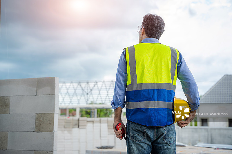在建筑工地工作的工程师，项目设计师概念，工程师建造者图片素材