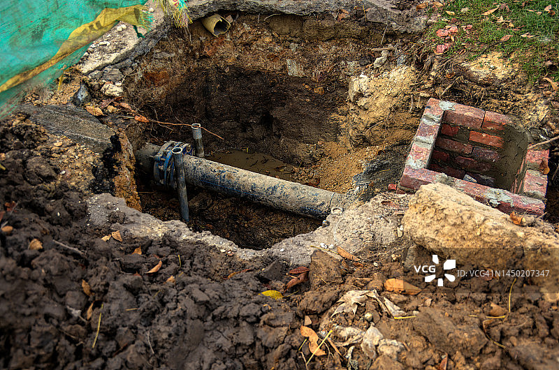 郊区街道的污水和水管维修工作图片素材