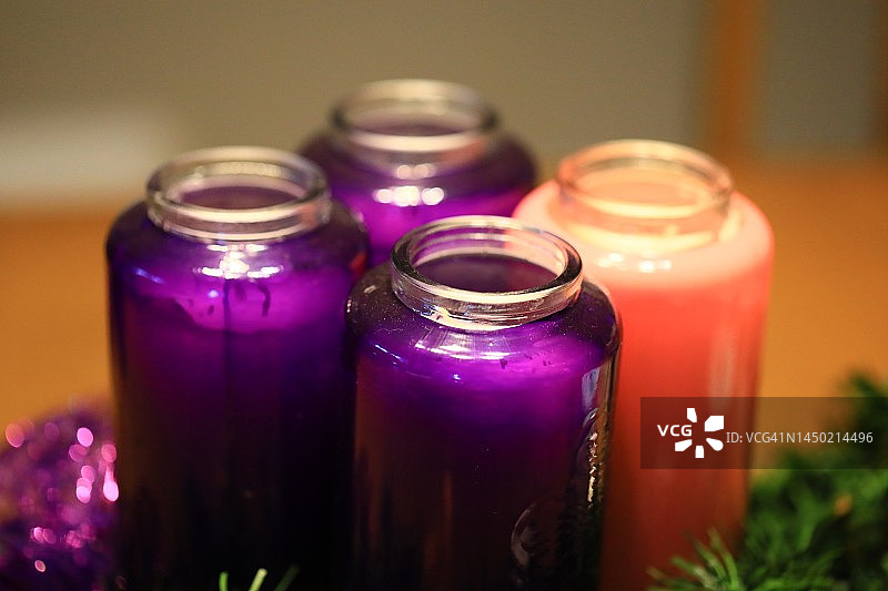 带有传统蜡烛的降临节花环图片素材