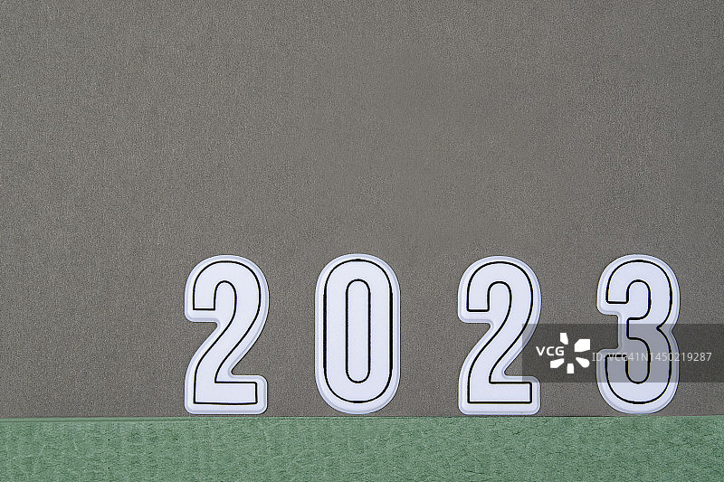 2023新年快乐：棕色纸背景图片素材