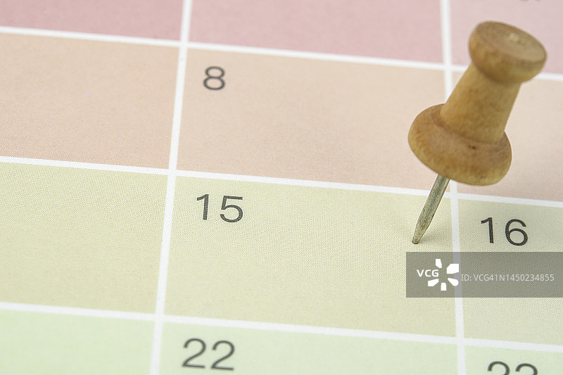在日历上用图钉计划和设定截止日期的概念图片素材
