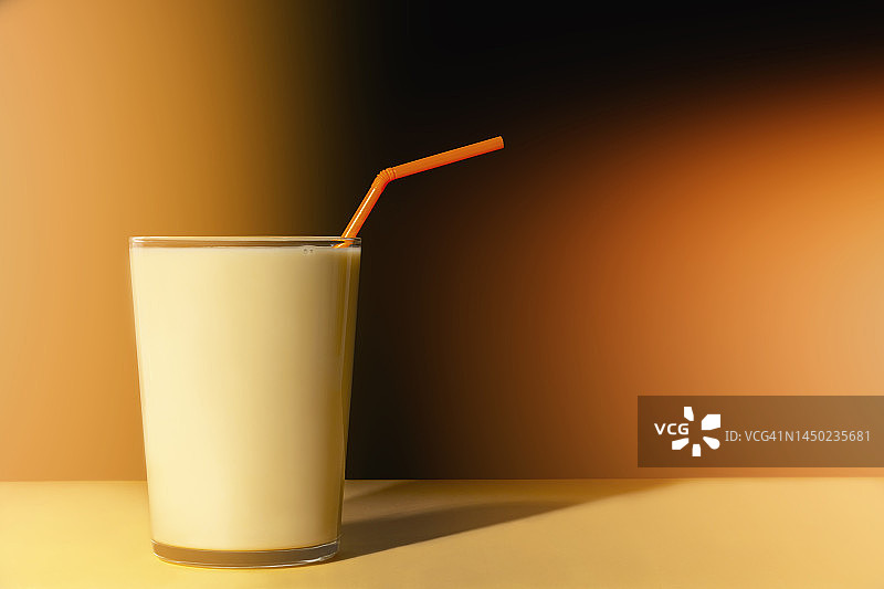 带塑料吸管和暖色调灯光的香草奶昔图片素材