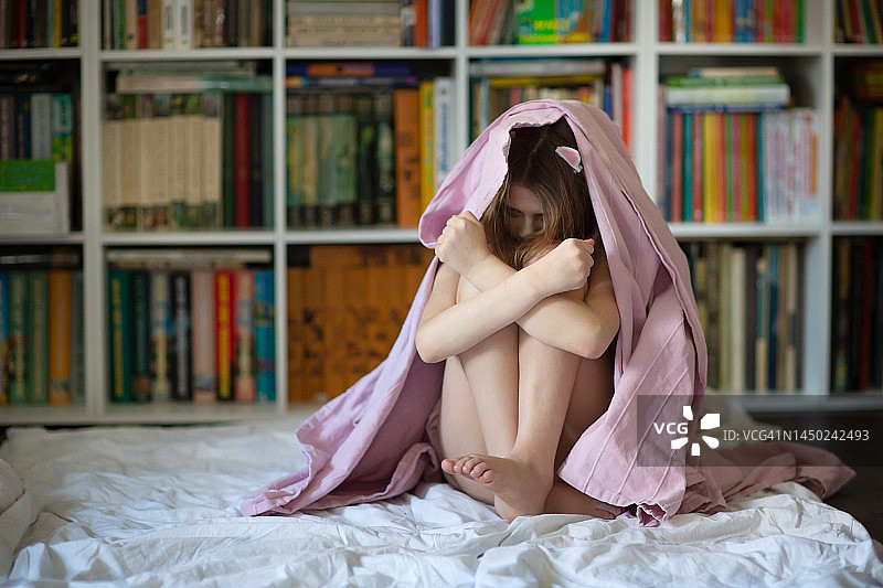 愤怒沮丧的青少年独自在地板上，请勿打扰手势图片素材