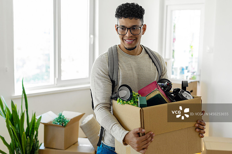 手提箱子准备搬进新房的男人图片素材