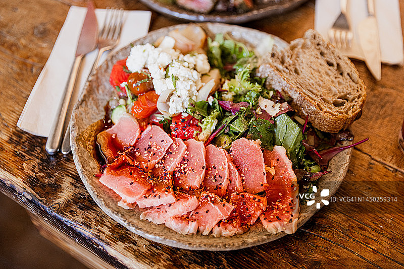 盘装金枪鱼塔塔沙拉特写图片素材