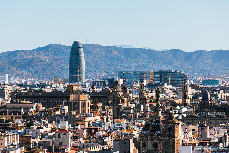 巴塞罗那城市天际线与阿格巴塔，加泰罗尼亚，西班牙图片素材