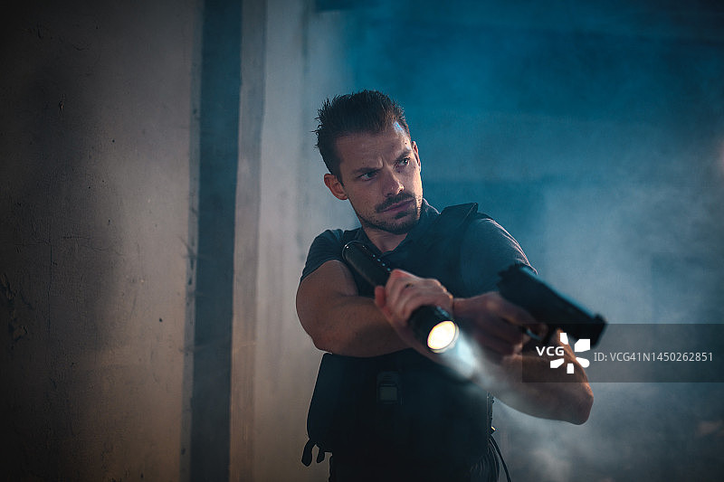 身穿防弹背心的白人警察追捕罪犯图片素材