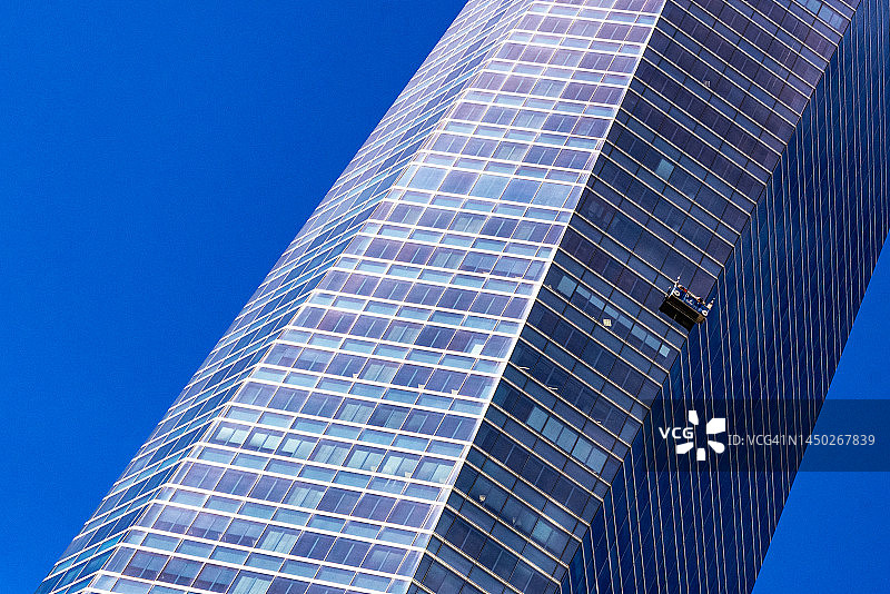 西班牙首都马德里的商业大厦特写镜头图片素材