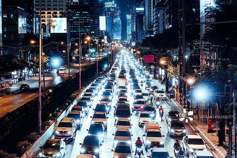泰国曼谷夜间交通拥堵（高角度）图片素材