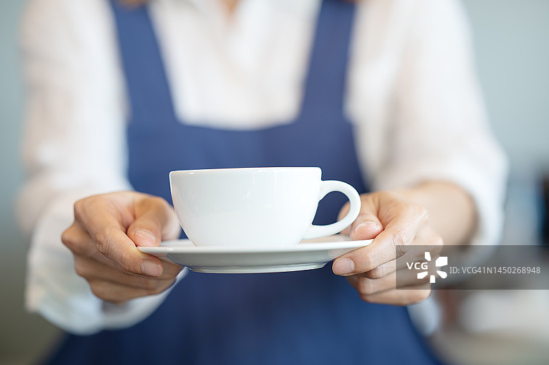 感谢您的惠顾，期待再次为您服务。咖啡馆里，服务员为顾客提供咖啡。咖啡店特许经营业务。图片素材