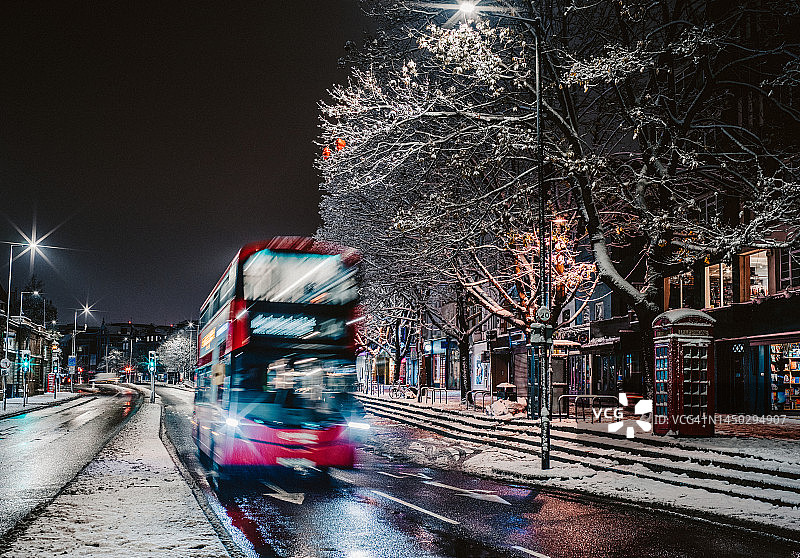夜晚伦敦的雪景图片素材