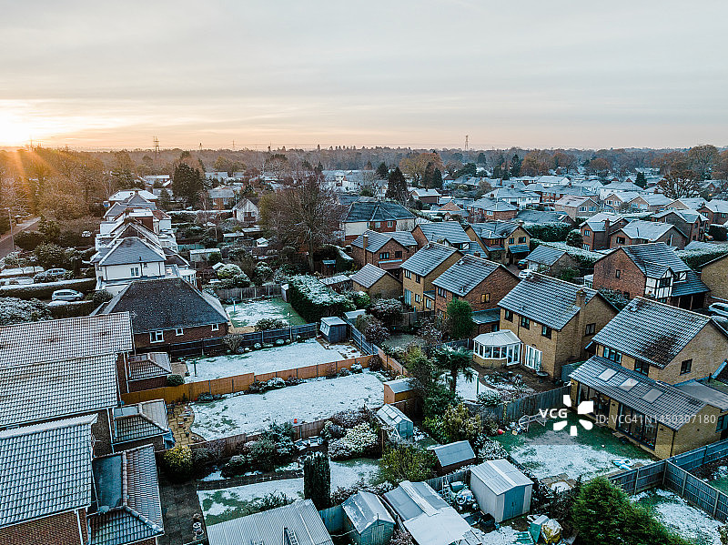 日出雪景房屋后花园图片素材