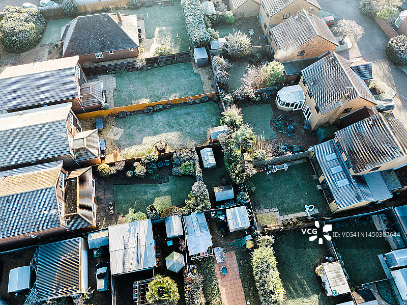 覆盖着霜冻的房屋和后花园的日出景观图片素材