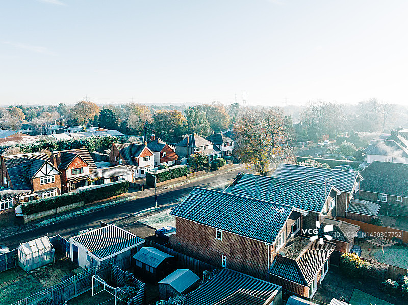 覆盖着霜冻的房屋和后花园的日出景观图片素材