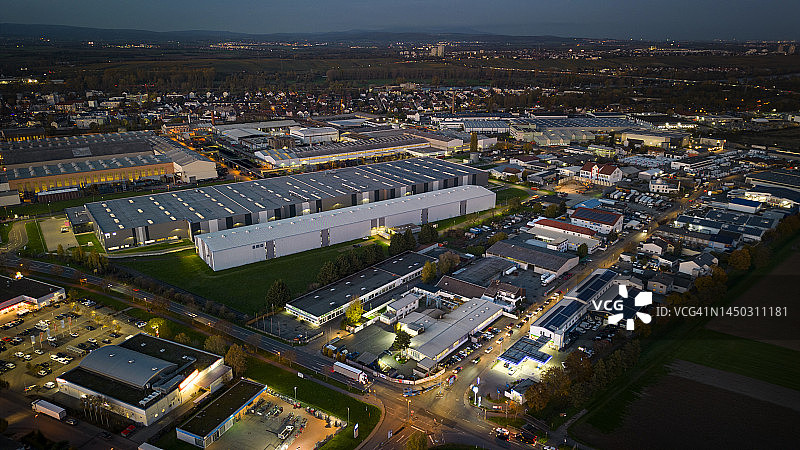 黄昏时分的工业区鸟瞰图片素材