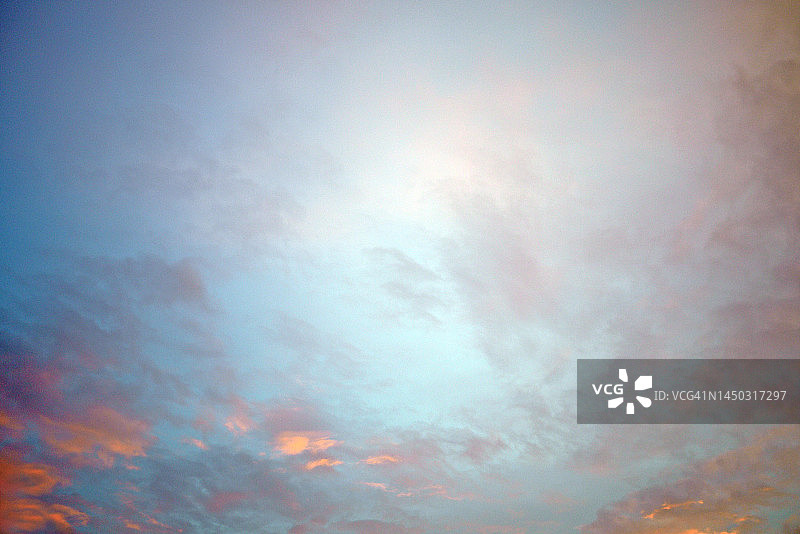 rising sun, pink clouds on fire的天空图片素材