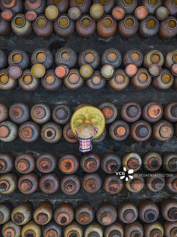 无人机拍摄：在越南河内庭院中制作豆豉的越南妇女图片素材
