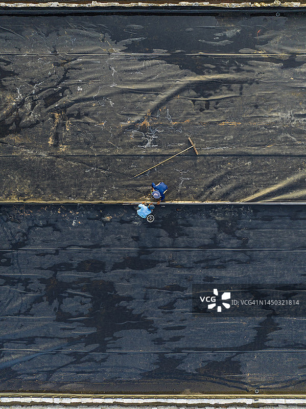 越南盐田航拍视角，两人正在工作图片素材