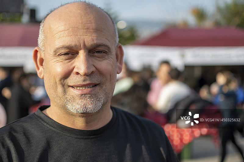 在户外摆姿势的英俊男人图片素材